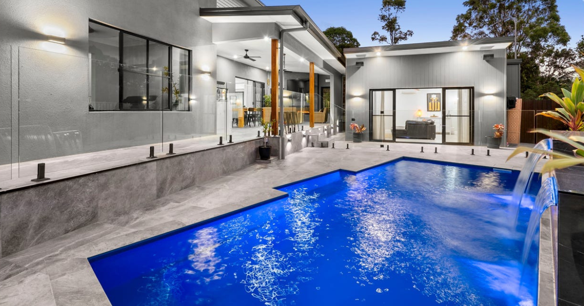SPKD DIY Oasis 7m Fibreglass Pool in Dark Blue 